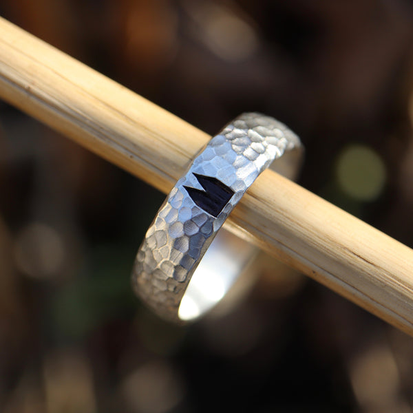 6 mm Kölner Premium Ring mit schwarzen Dom und Hammerschlag