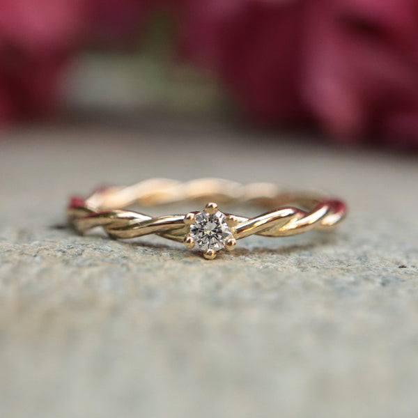 Beisteckring Rosegold gedreht mit einem 0,06ct Diamant
