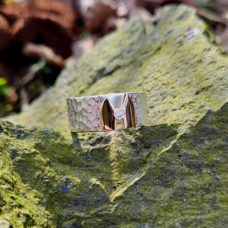 Kölner-Deluxe Ring mit Hammerschlag & Rotgold Dom