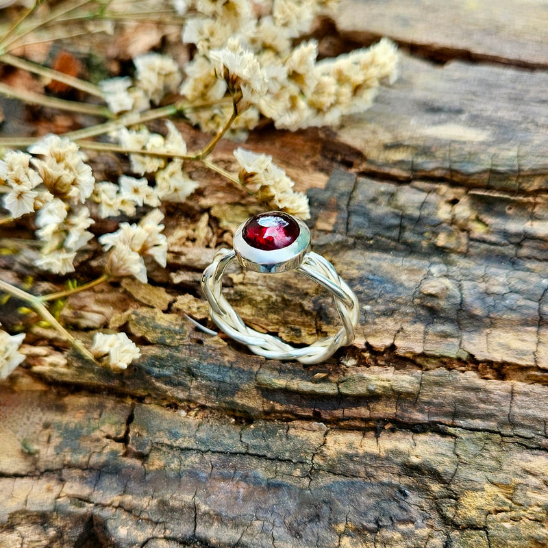 geflochtener Silberring mit Granat, EINZELSTÜCK