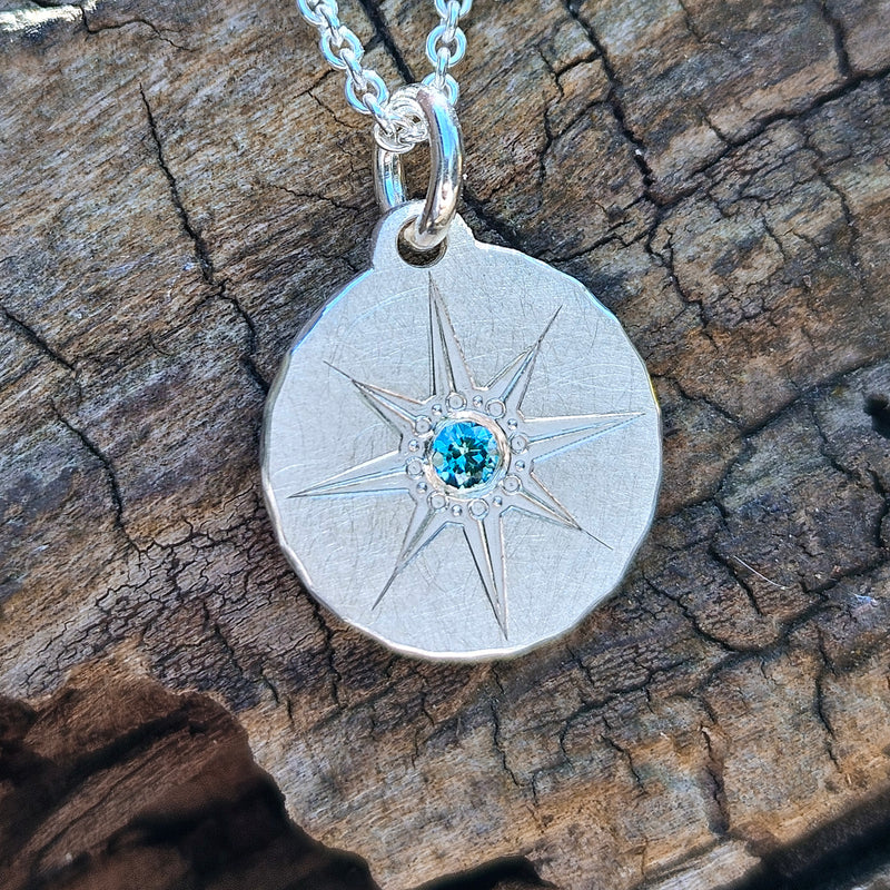 Sternenanhänger mit farbigen Diamanten