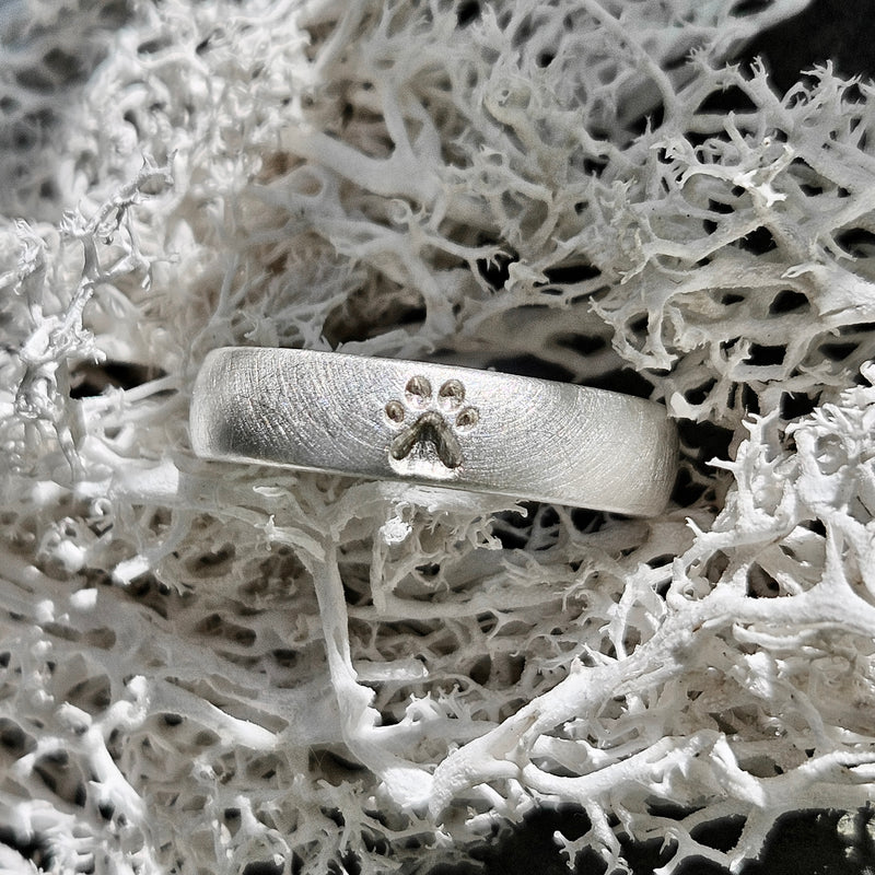 5 mm breiter Ring mit Pfote, schwammmatt
