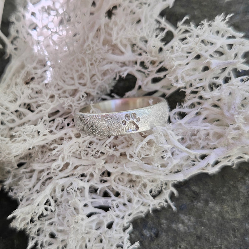 5mm breiter Ring mit Pfote, eismatt