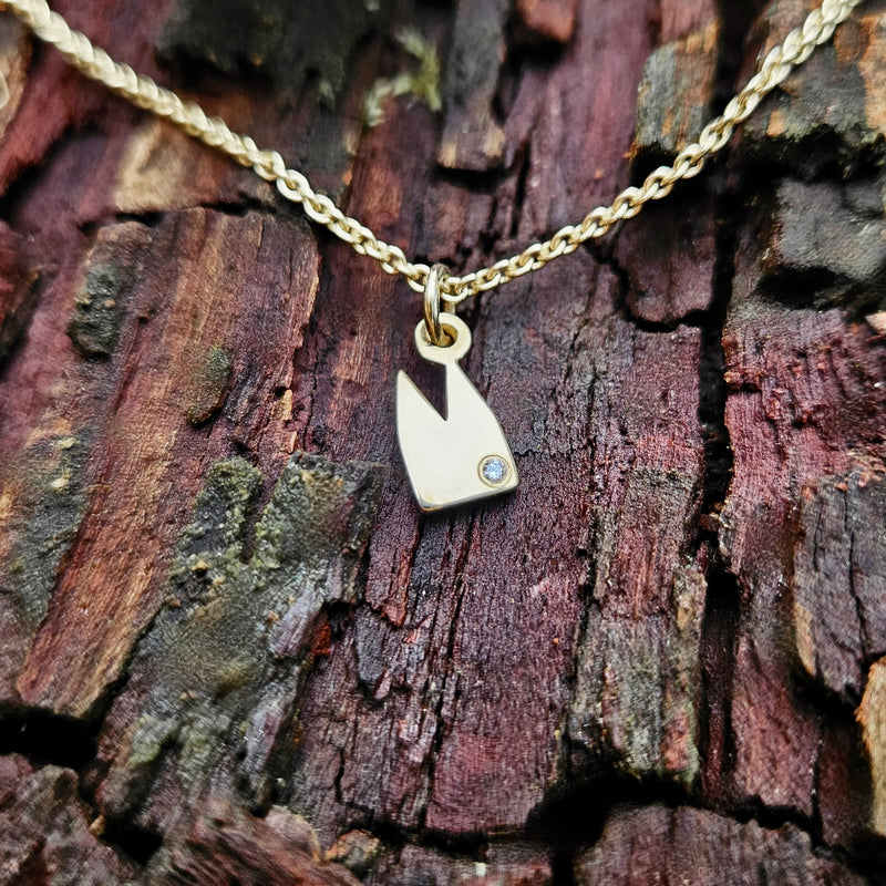 Goldanhänger „Kölner Dom“ mit Diamant · Handgefertigter Schmuck · Minimalistisches Design aus der nähe Köln