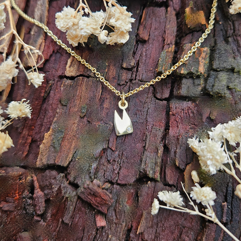 Goldanhänger „Kölner Dom“ mit Diamant · Handgefertigter Schmuck · Minimalistisches Design aus der nähe Köln