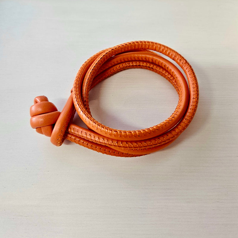 farbige Lederarmbänder