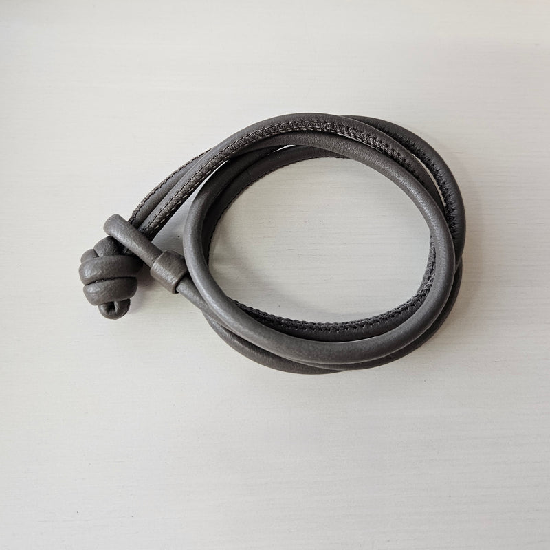 farbige Lederarmbänder