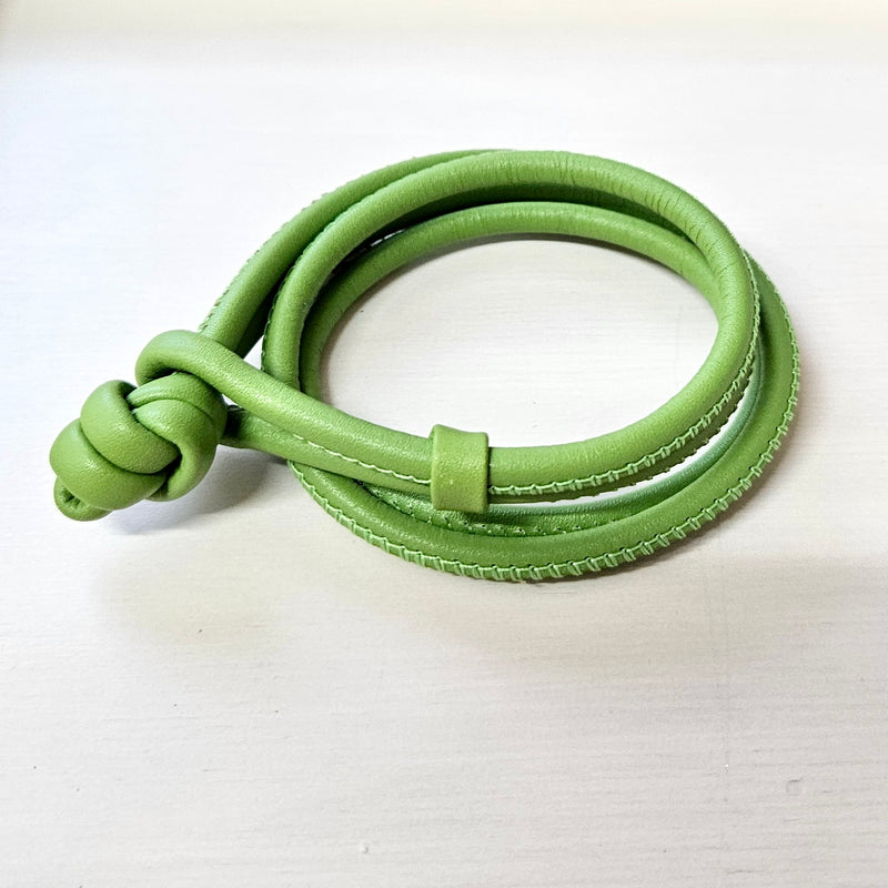 farbige Lederarmbänder