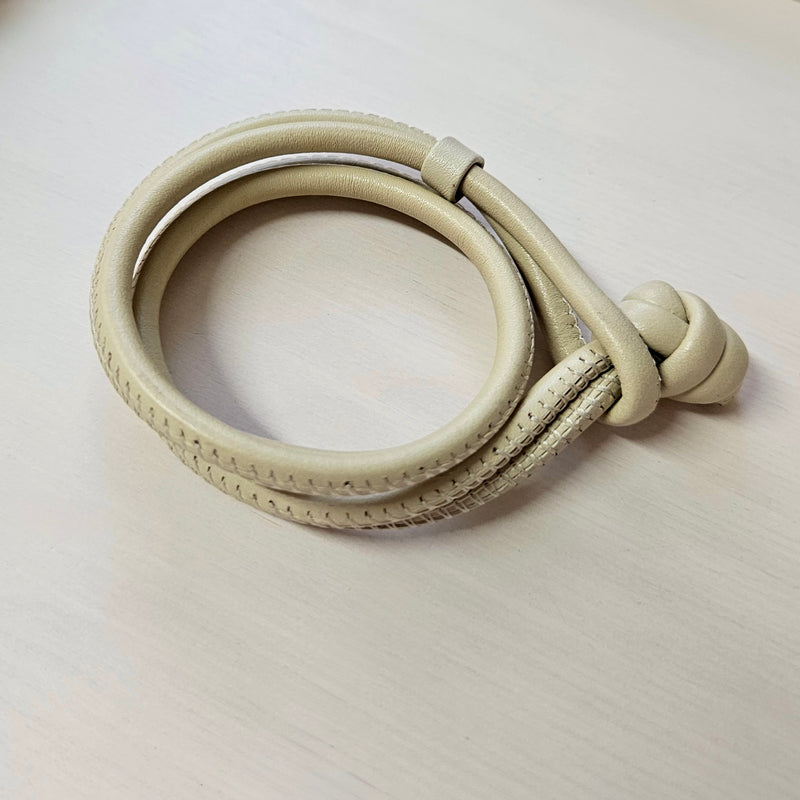 farbige Lederarmbänder