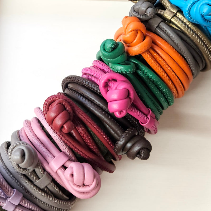 farbige Lederarmbänder