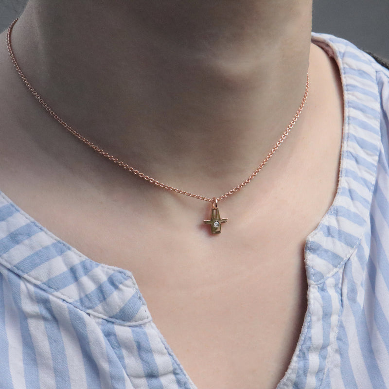 Goldener Dom-Schutzengel Anhänger mit Diamant auf Kette, handgefertigt von Goldschmiede Hecken in Oberwinter