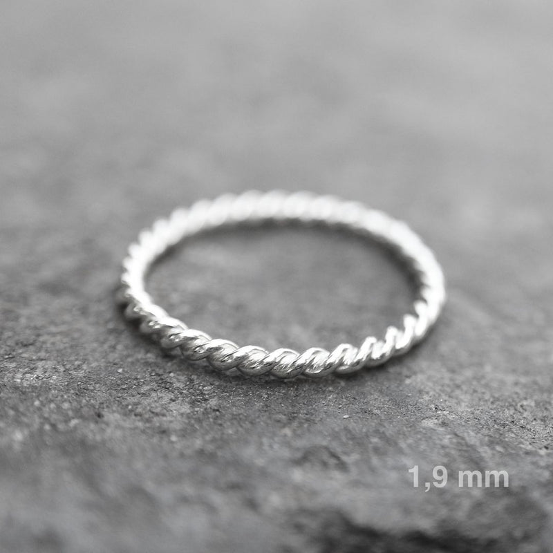 Silberring „Twist“ – Feine Handarbeit in verschiedenen Stärken