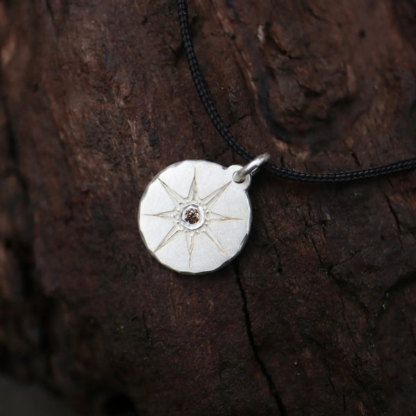 Sternenanhänger mit farbigen Diamanten