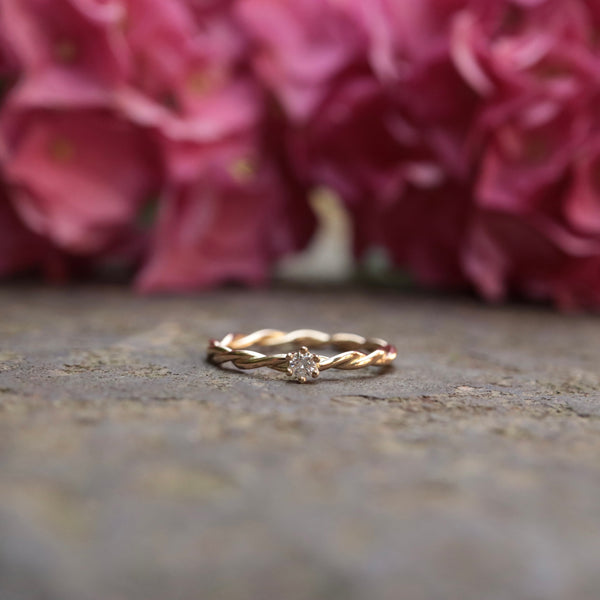 Beisteckring Rosegold gedreht mit einem 0,06ct Diamant