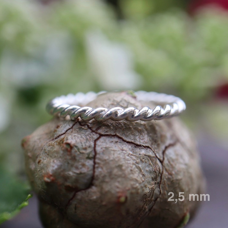 Silberring „Twist“ – Feine Handarbeit in verschiedenen Stärken