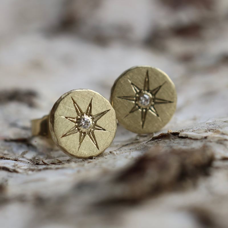 Sternenohrringe mit Diamant in Gelbgold