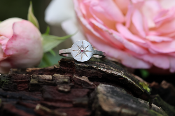 Stern-Ring aus 925 Silber mit pinkem Diamanten – handgefertigter Siegelring | Goldschmiede Hecken