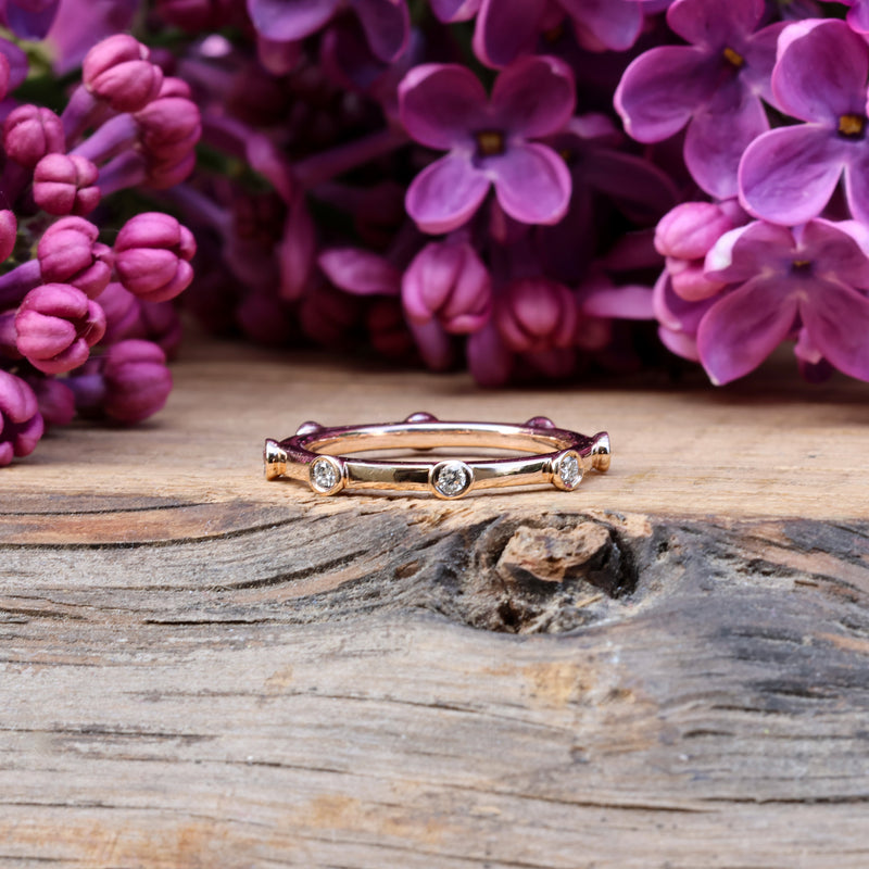 Zarter Ring aus 585 Rotgold mit Lab Grown Diamanten – auch ideal als Beisteckring
