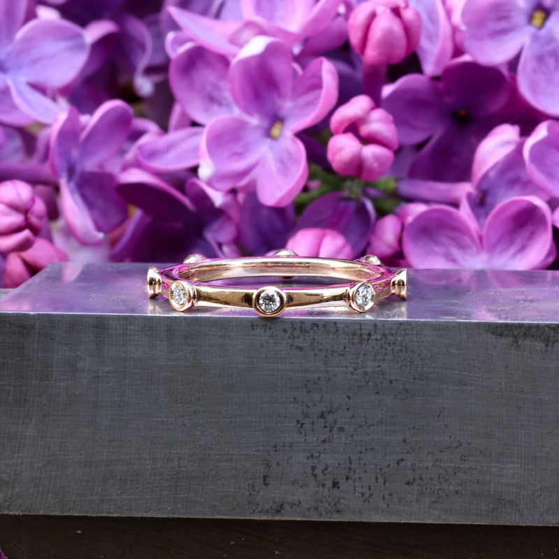 Zarter Ring aus 585 Rotgold mit Lab Grown Diamanten – auch ideal als Beisteckring
