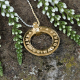 Letter Deluxe Anhänger M aus Gold mit Namensgravur