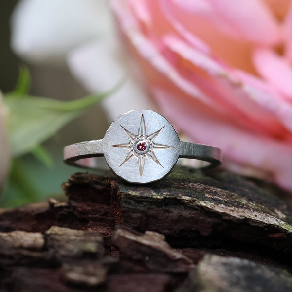 Stern-Ring aus 925 Silber mit pinkem Diamanten – handgefertigter Siegelring | Goldschmiede Hecken
