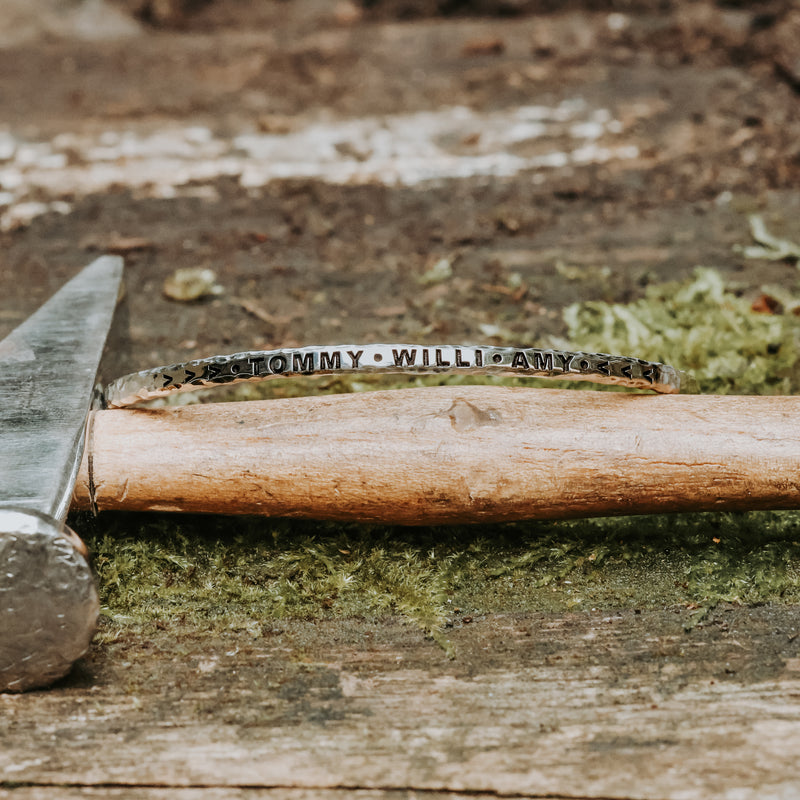 Armreif mit Gravur und Hammerschlag