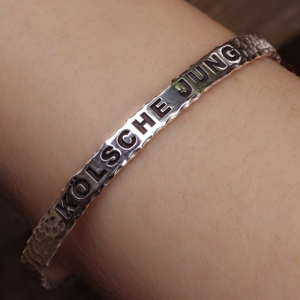 Handgefertigter 925 Silber Armreif | Hammerschlag 6 mm | Personalisiert mit Gravur
