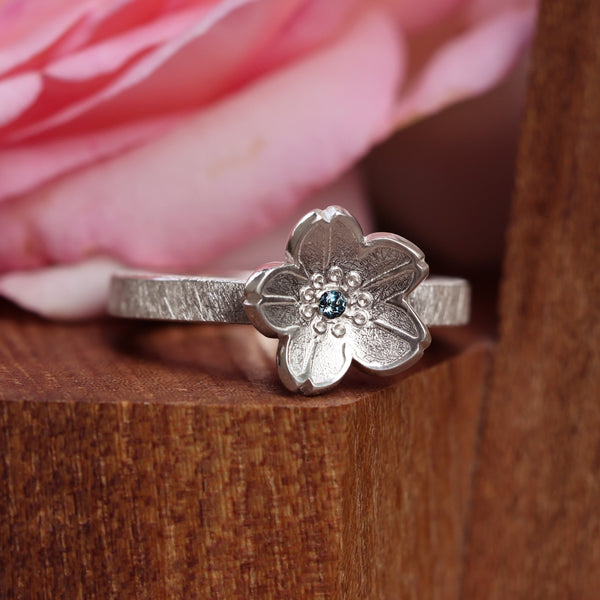 Kirschblüten Ring mit Blautopas