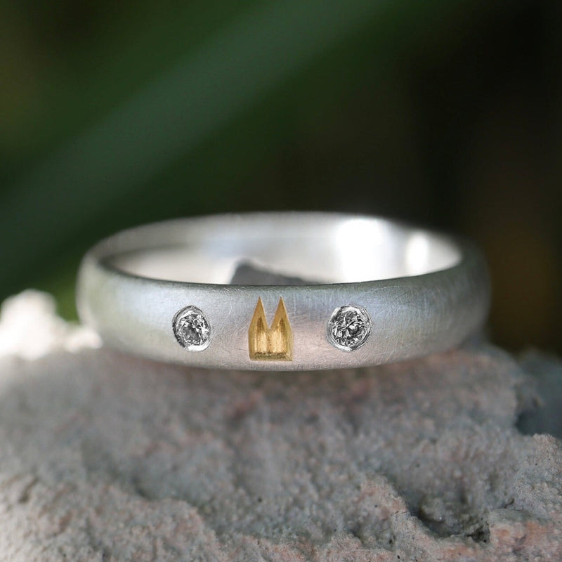 4 mm Premium Ring schwammmatt mit vergoldetem Dom und Diamanten