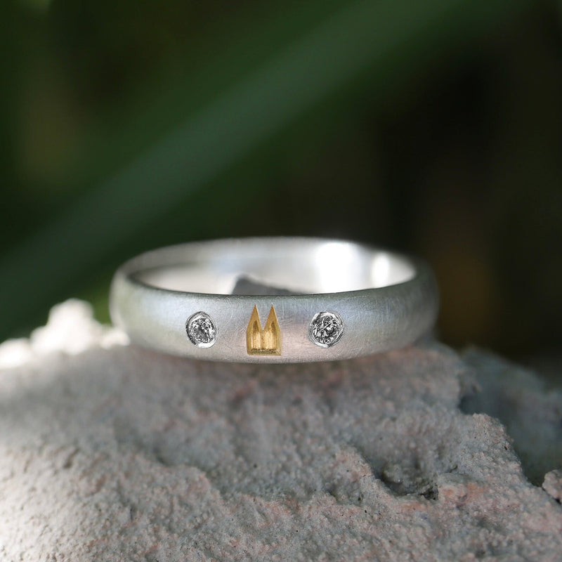 4 mm Premium Ring schwammmatt mit vergoldetem Dom und Diamanten