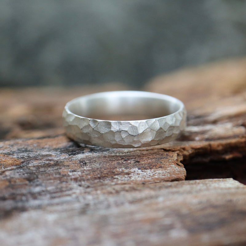 Ring mit Hammerschlag