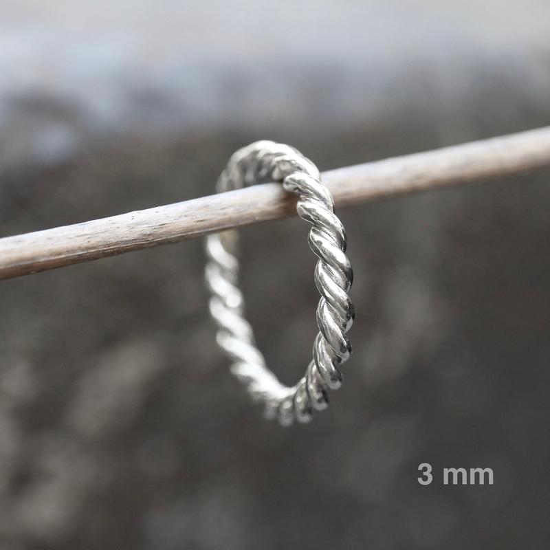 Silberring „Twist“ – Feine Handarbeit in verschiedenen Stärken