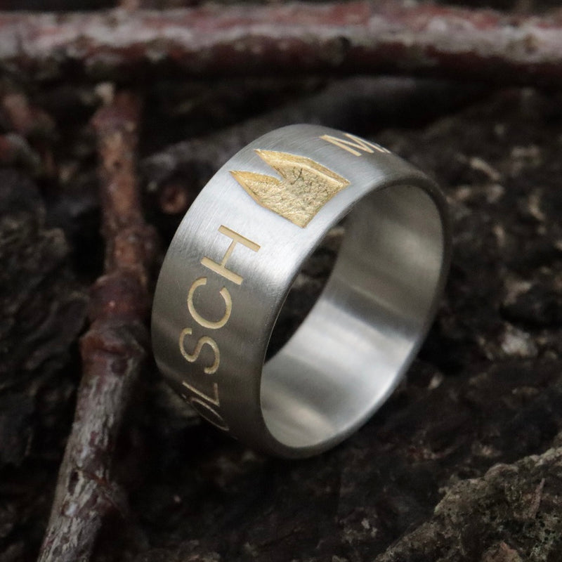 10 mm breit Premium Ring strichmatt mit vergoldeten Dom mit außen Gravur