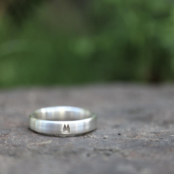 4 mm breit Premium Ring strichmatt mit Dom