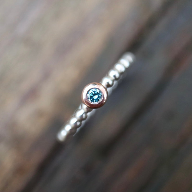 Beisteckring mit einem blauen 0,06ct Diamant