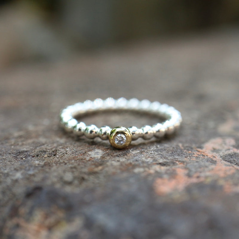 Kugelring mit Zargenfassung – 925 Silber & 585 Gelbgold, Diamant 0,03 ct