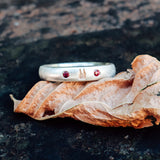 4 mm Premium Ring schwammmatt mit vergoldetem Dom und zwei Rubinen