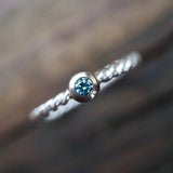 Beisteckring mit einem blauen 0,06 ct Diamant