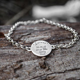 Mama Armband mit Daten vom Baby und auf der Rückseite mit Babyfüssen vom eigenen Baby