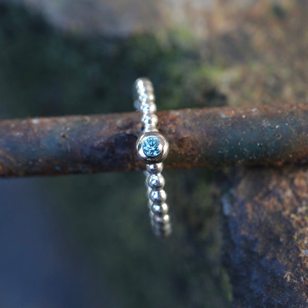 Beisteckring mit einem blauen 0,04 ct Diamant