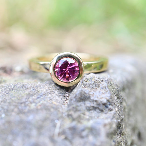 Rosa Turmalin-Ring aus 750 Gelbgold – handgefertigt in unserer Goldschmiede in Oberwinter