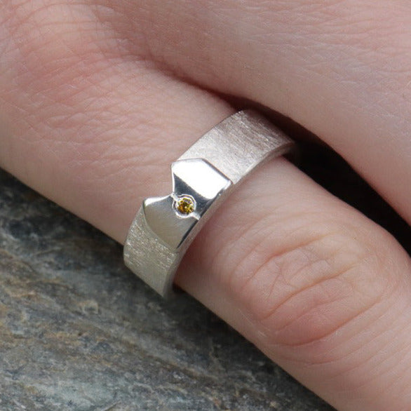 Kölner-Deluxe Ring mit Silbernen Dom und gelber Saphir