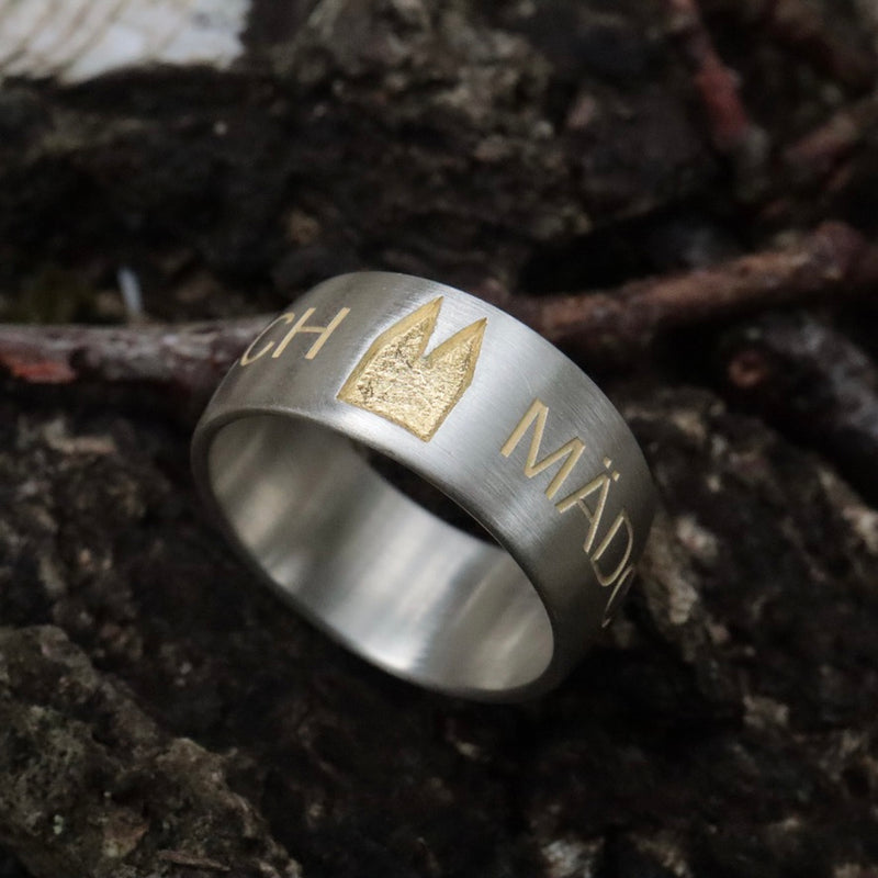 10 mm breit Premium Ring strichmatt mit vergoldeten Dom mit außen Gravur