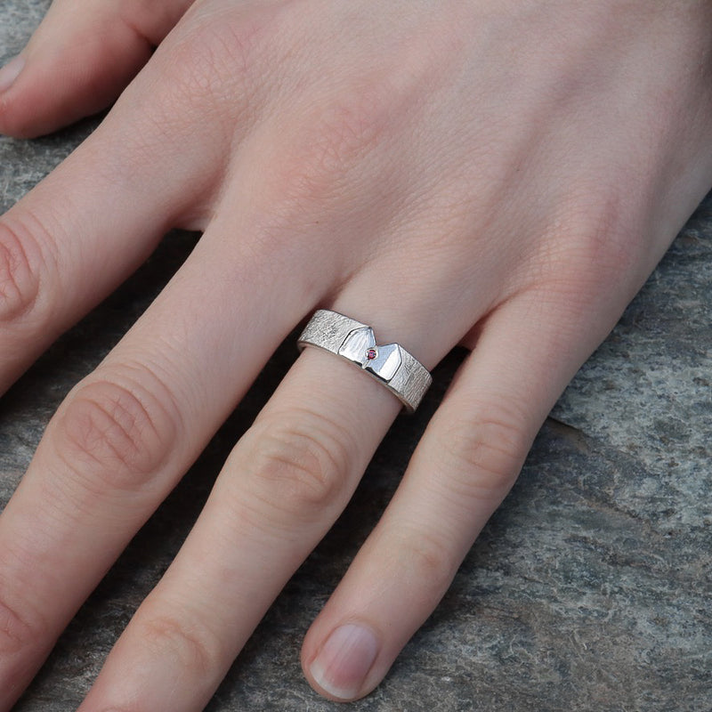 Kölner-Deluxe Ring mit Silbernen Dom und red cherry Diamanten