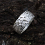 10 mm breiter Ring mit Pfote und Hammerschlag