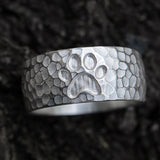10 mm breiter Ring mit Pfote und Hammerschlag