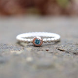 Beisteckring mit einem blauen 0,06ct Diamant