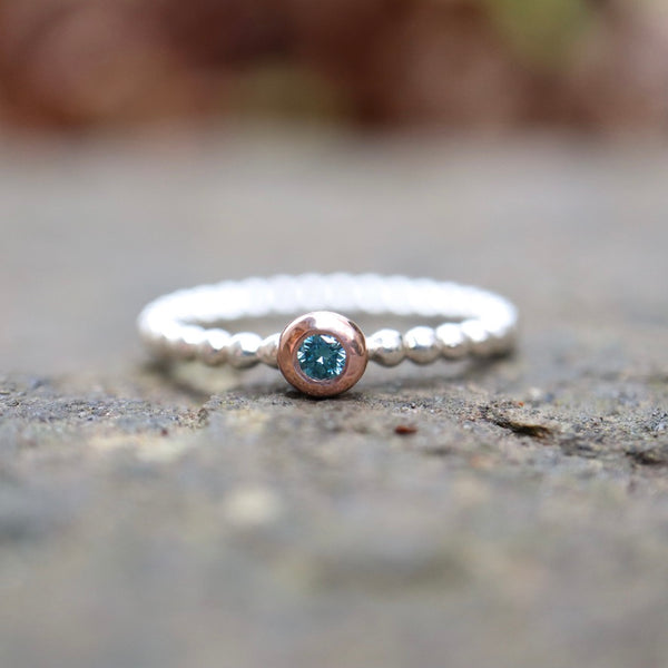 Beisteckring mit einem blauen 0,06ct Diamant
