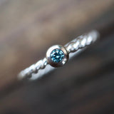 Beisteckring mit einem blauen 0,06 ct Diamant
