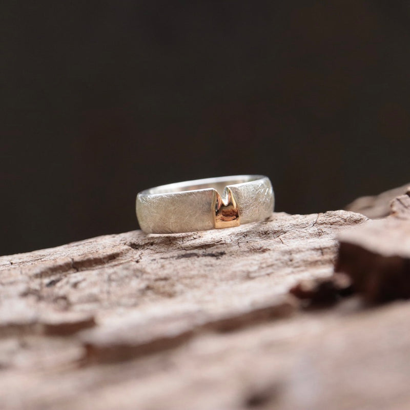 Klüngel-Ring mit Gelbgold Dom 6 mm breit, eismatt